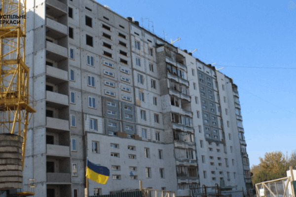 В Умані багатоповерхівку, зруйновану російською ракетою, відновлюватиме новий підрядник