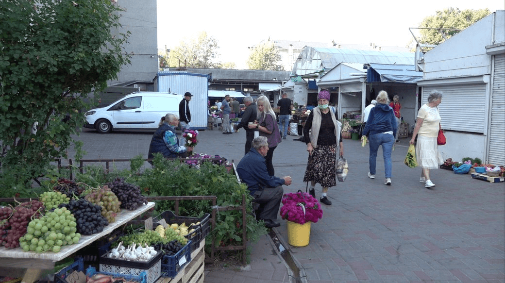 "Такого смачного ще не було": скільки коштує виноград у Черкасах восени 2025 року