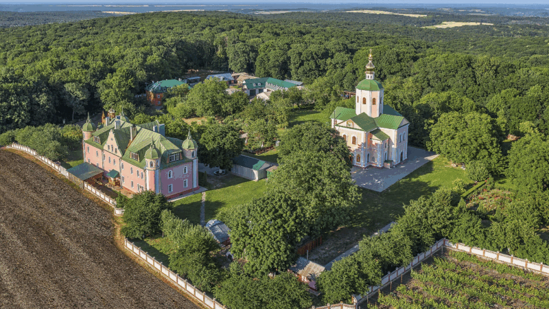 Мотронинський Свято-Троїцький монастир: духовна перлина