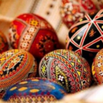 Великодні традиції: писанки та святковий кошик