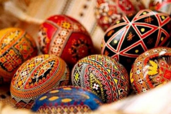 Великодні традиції: писанки та святковий кошик