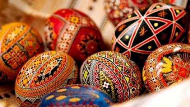 Великодні традиції: писанки та святковий кошик